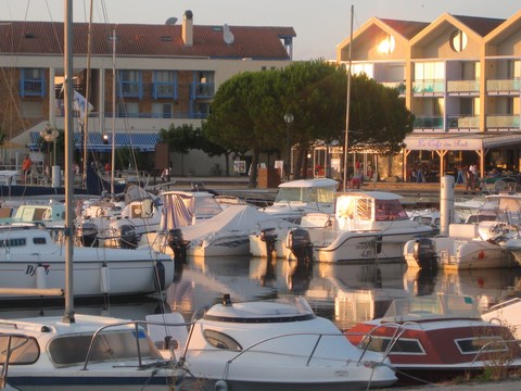 esplanade du port d'hourtin