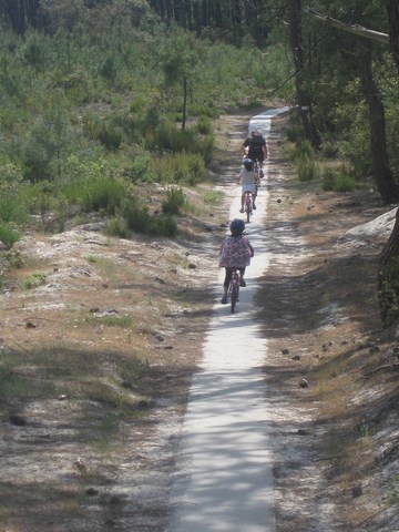 à vélo sur pistes cyclables hourtin