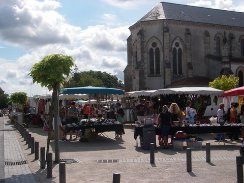 jour de marché au bourg d'hourtin